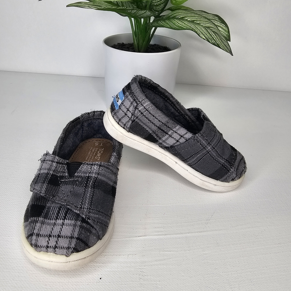 TOMS Toddler Girl Shoes Size 5 Black Plaid Slip-On Flats Soft Sole everyday